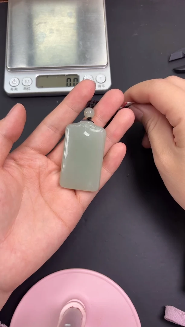 【闪购商品】和田玉吊坠(赠链)未镶嵌且末微色差近矿