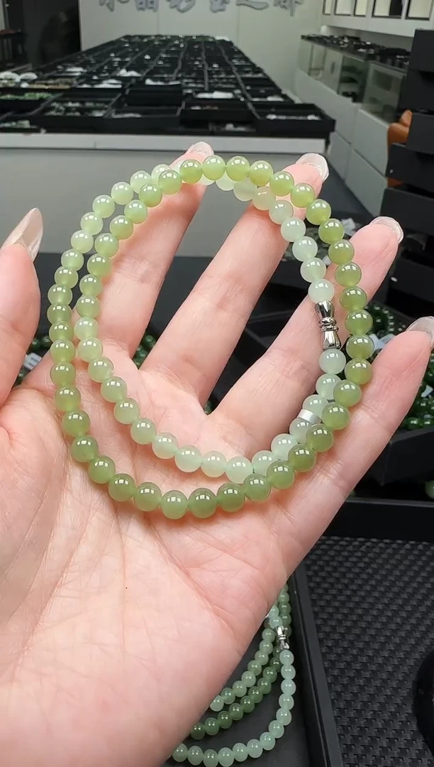 项链未镶嵌和田玉一条，约6mm，多样性发一条