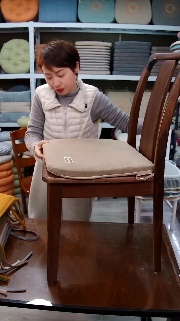 布平绒刺绣：咖色4个