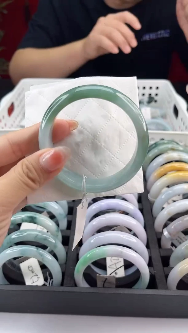 翡翠手镯未镶嵌翡翠1