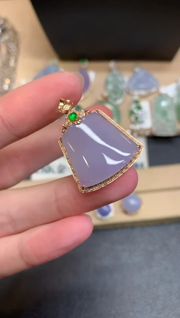 【闪购商品】翡翠颈饰18K金镶嵌无事牌【无服务费】