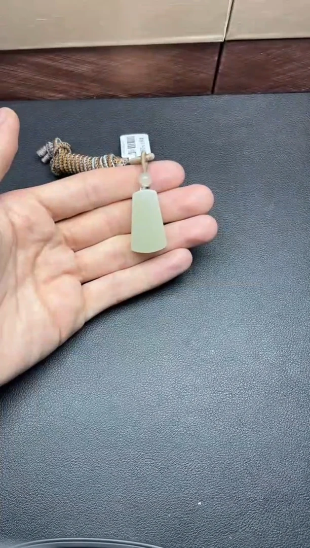 吊坠(赠链)未镶嵌和田玉且末微色差迪克兰一细吊坠