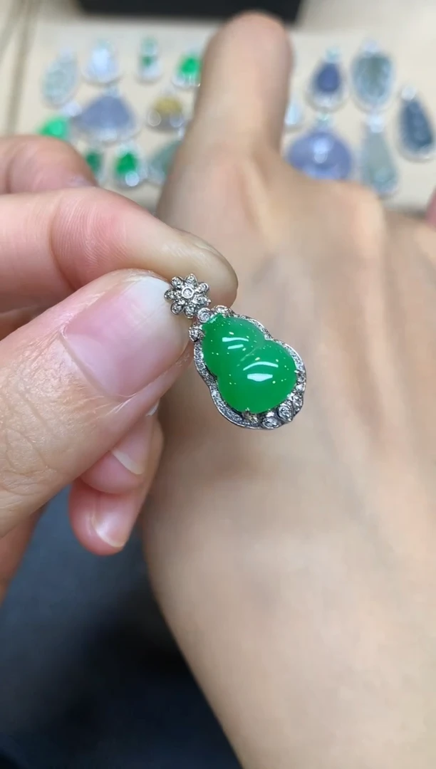 颈饰18K金镶嵌翡翠葫芦【无服务费【48小时鉴赏期】