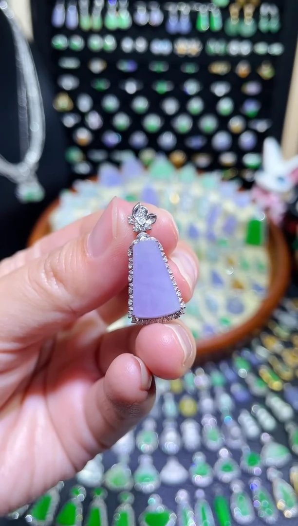 颈饰18K金镶嵌翡翠冰紫无事牌吊坠