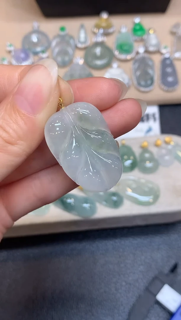 颈饰18K金镶嵌翡翠树叶【无服务费