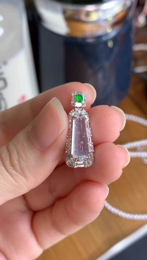 颈饰18K金镶嵌翡翠无事柱