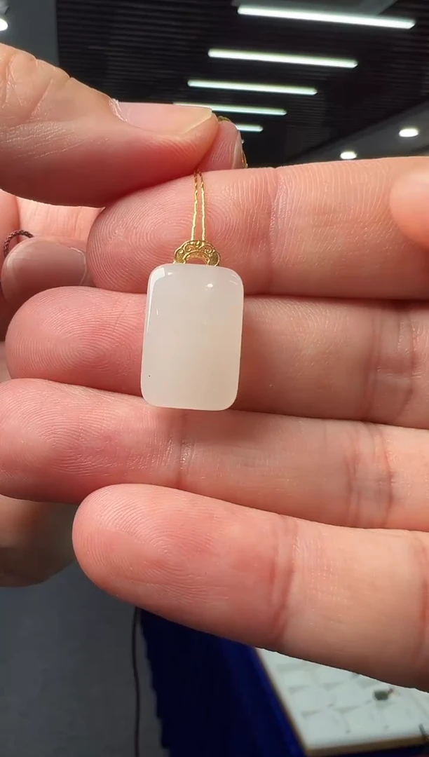 和田玉18K金镶嵌颈饰小方糖吊坠