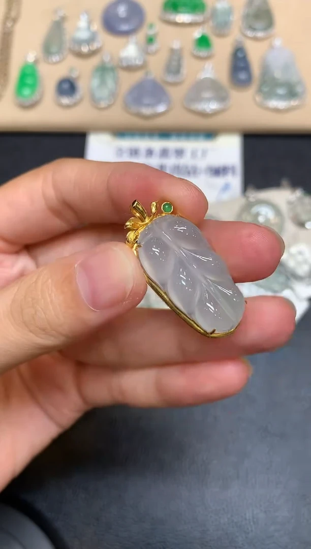 颈饰18K金镶嵌翡翠树叶【无服务费【48小时鉴赏期】