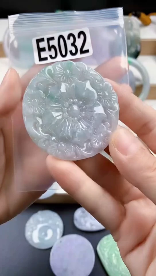 颈饰未镶嵌翡翠天然翡翠吊坠挂件
