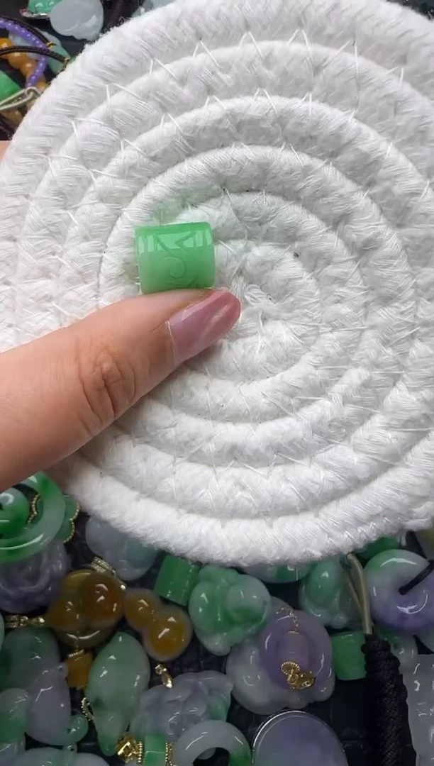 颈饰未镶嵌翡翠缅甸翡翠吊坠