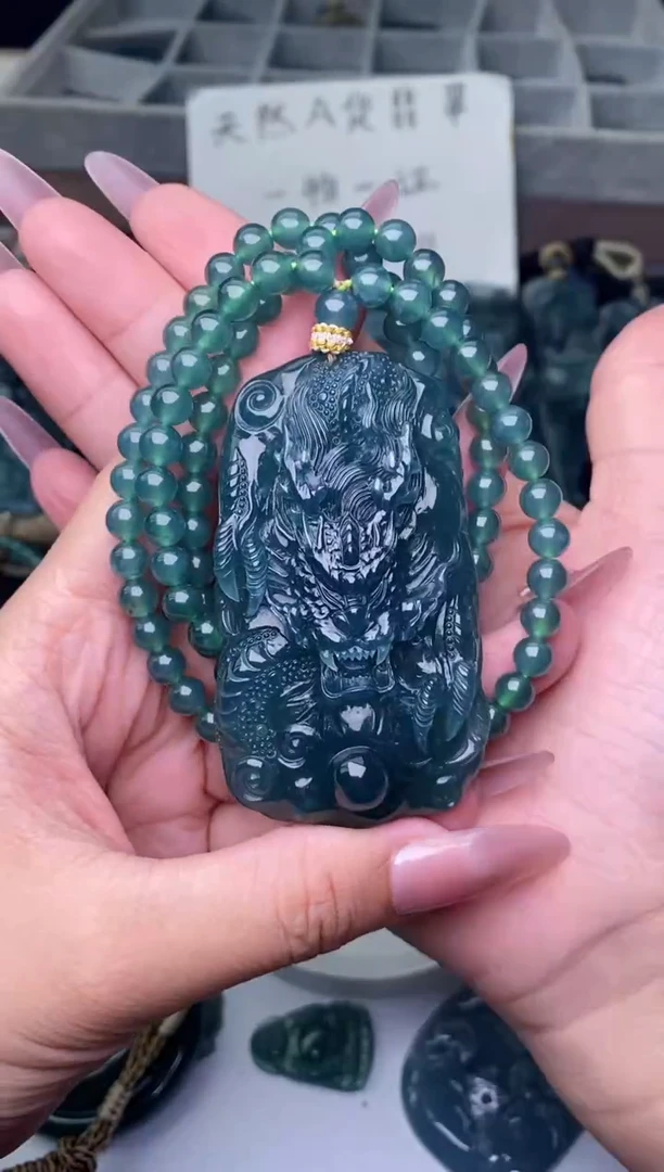 颈饰未镶嵌翡翠