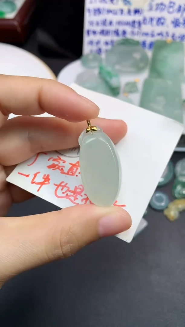 颈饰18K金镶嵌翡翠吊坠