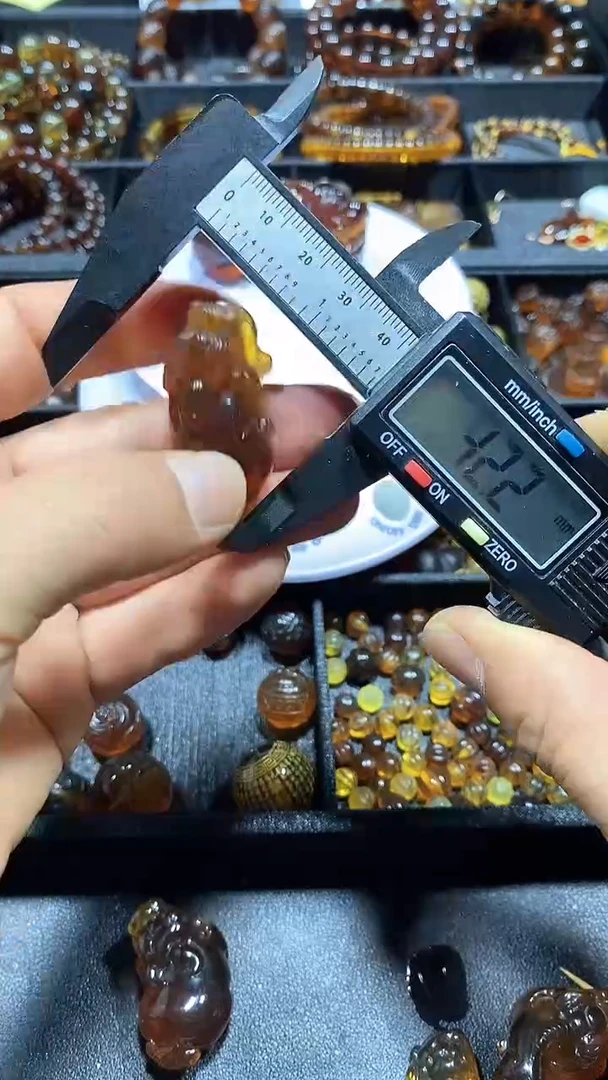 绿珀颈饰未镶嵌天然缅甸琥珀貔貅