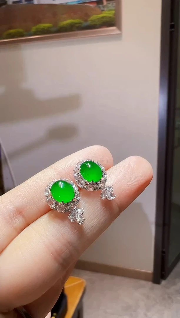 18K金镶嵌翡翠耳饰蛋面