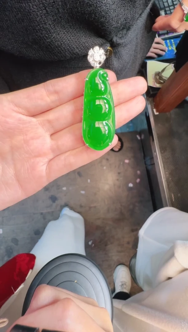 未镶嵌定制翡翠A货有轻微色差属于正常现象，豆子1