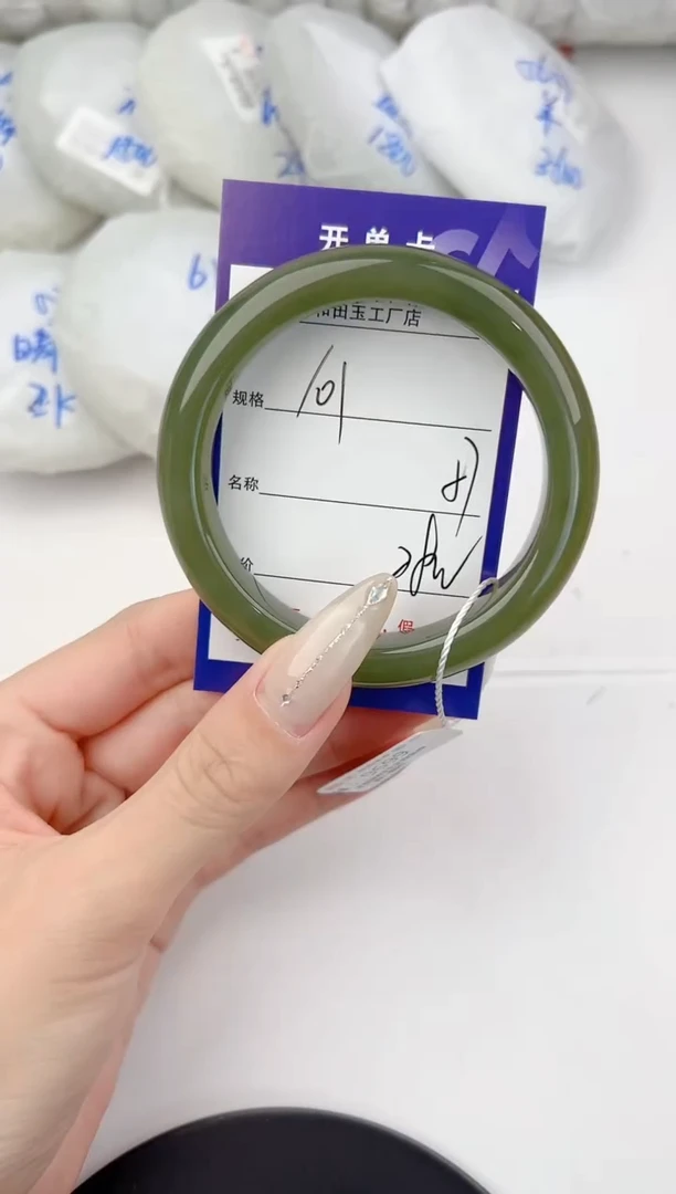 和田玉手镯未镶嵌101颜色微差无瑕疵