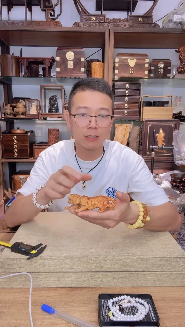 乌木类书架585崖柏老虎摆件