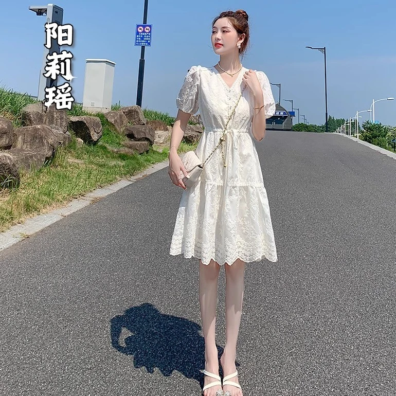 2025夏季新款超仙初恋风白色连衣裙收腰气质镂空V领中长款仙女裙