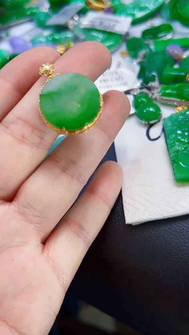 颈饰18K金镶嵌翡翠圆牌