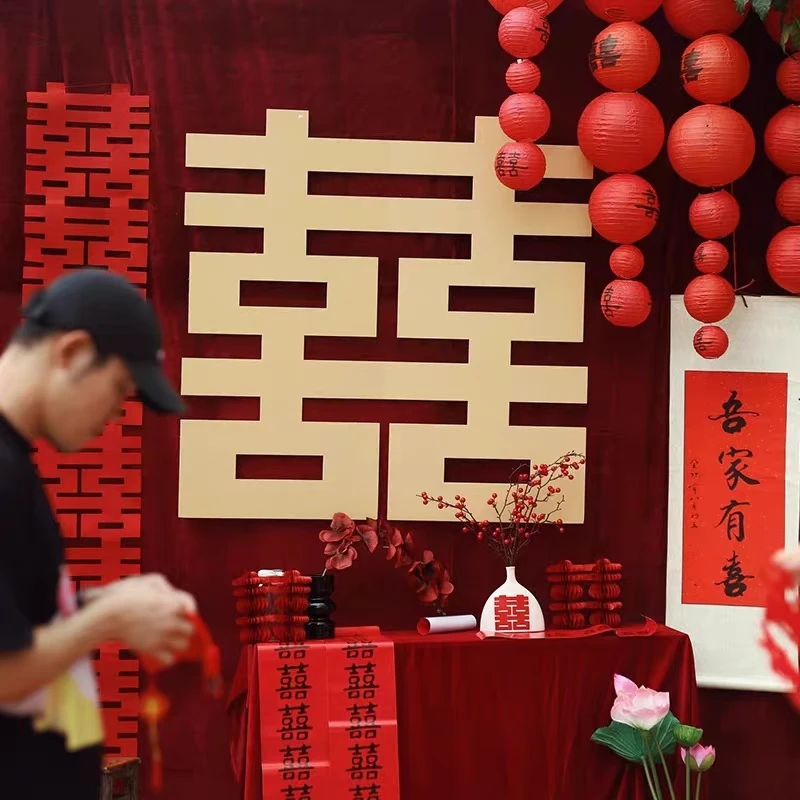 【中式背景墙】婚礼拍照酒红牛奶丝布幔金色婚房布置农村结婚院子