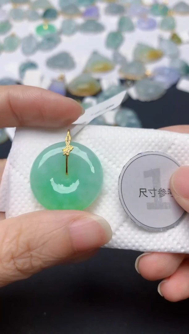 翡翠18K金镶嵌颈饰天然缅甸A货翡翠