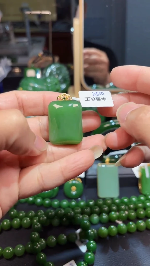 【闪购商品】和田玉（碧玉）吊坠(赠链)18K金镶嵌1