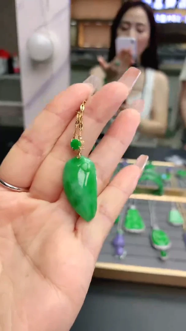 翡翠18K金镶嵌颈饰赠礼盒证书