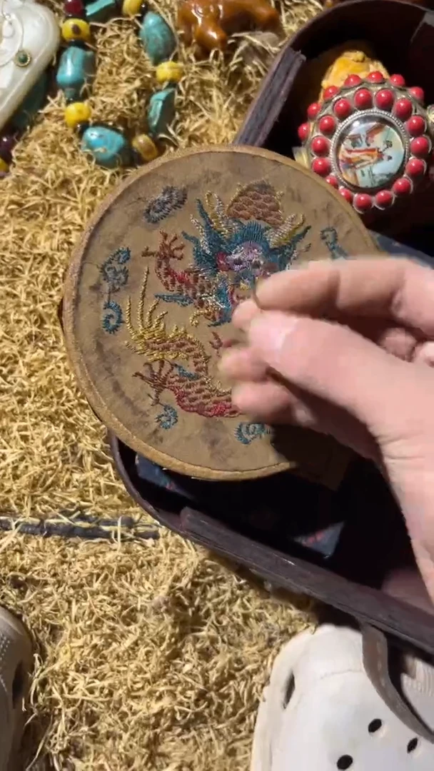 香榧木（1个开封龙圆盒子1对金镯子）