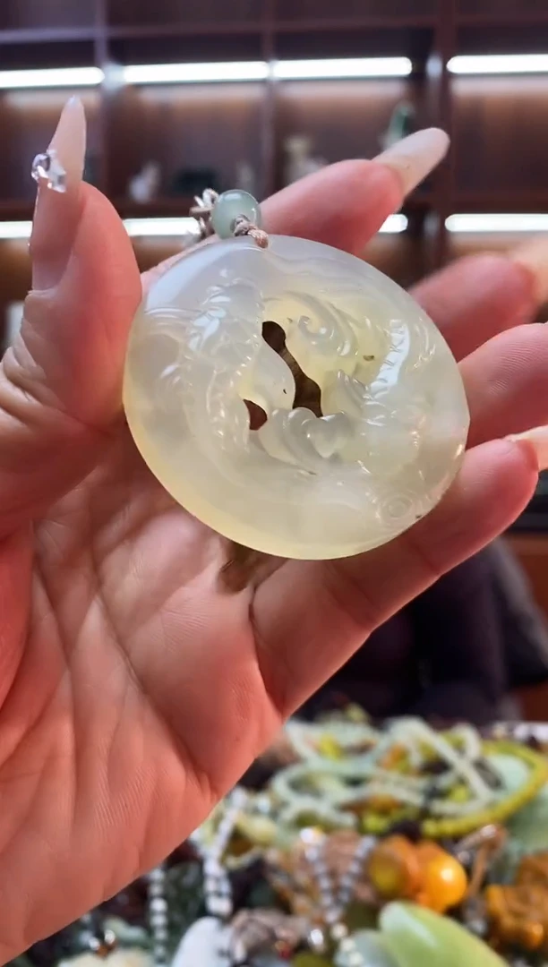未镶嵌蛇纹石玉吊坠