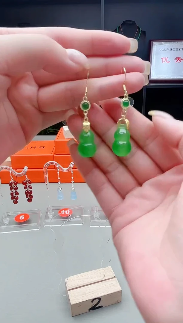 未镶嵌石英质玉（非洲翠）耳钉满绿葫芦