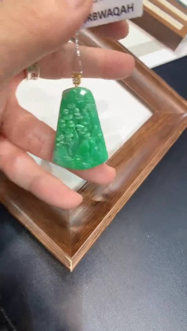 颈饰18K金镶嵌翡翠山水牌