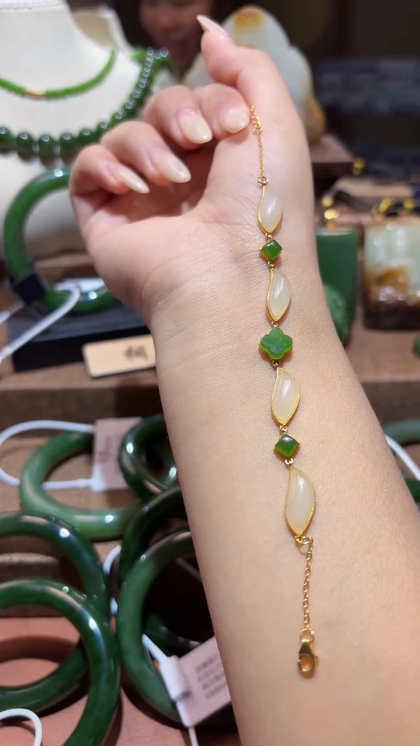 颈饰18K金镶嵌和田玉（碧玉）1