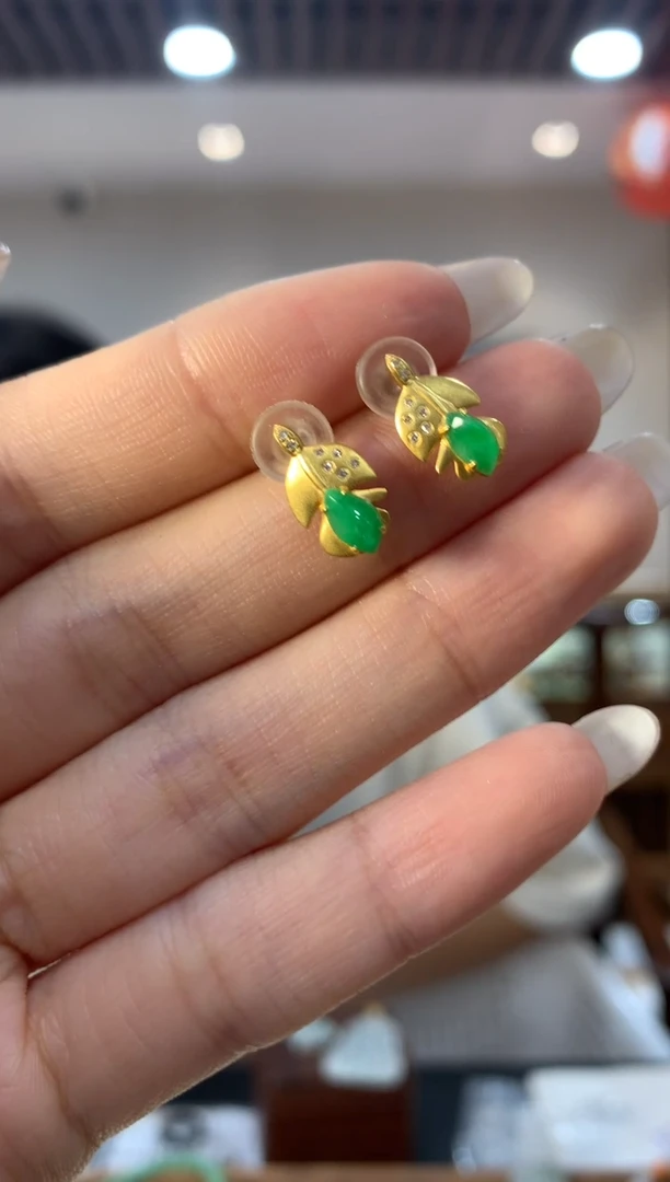 18K金镶嵌翡翠耳饰耳钉