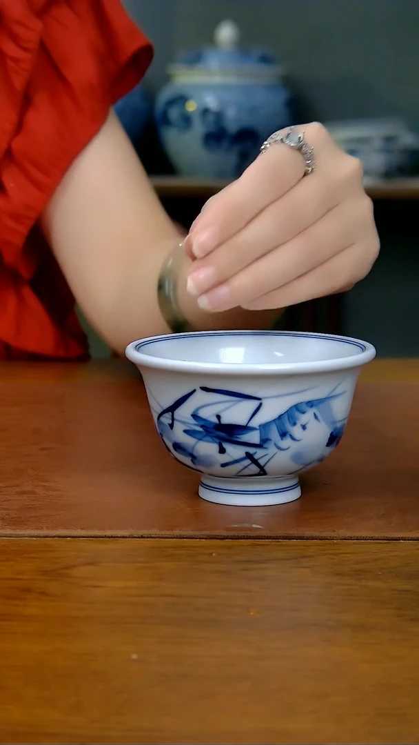 陶瓷写意虾趣压手杯