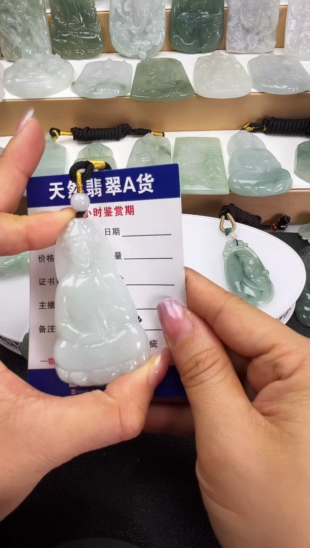 颈饰未镶嵌翡翠