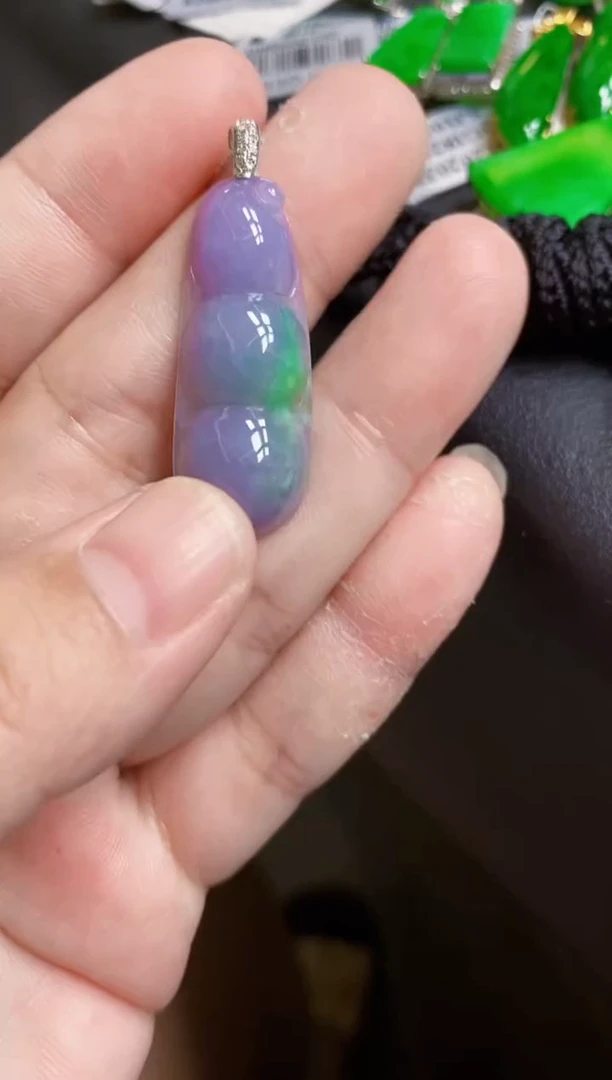 翡翠18K金镶嵌颈饰豆