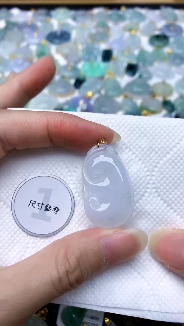 颈饰18K金镶嵌翡翠天然A货翡翠