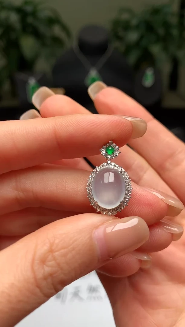 颈饰18K金镶嵌翡翠冰蛋