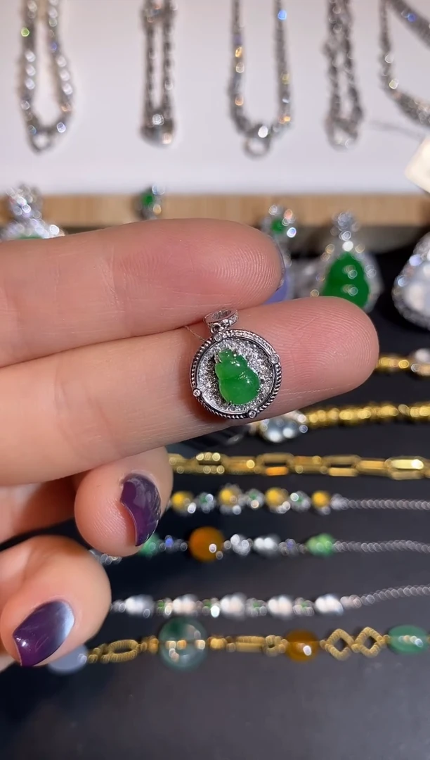 颈饰18K金镶嵌翡翠吊坠