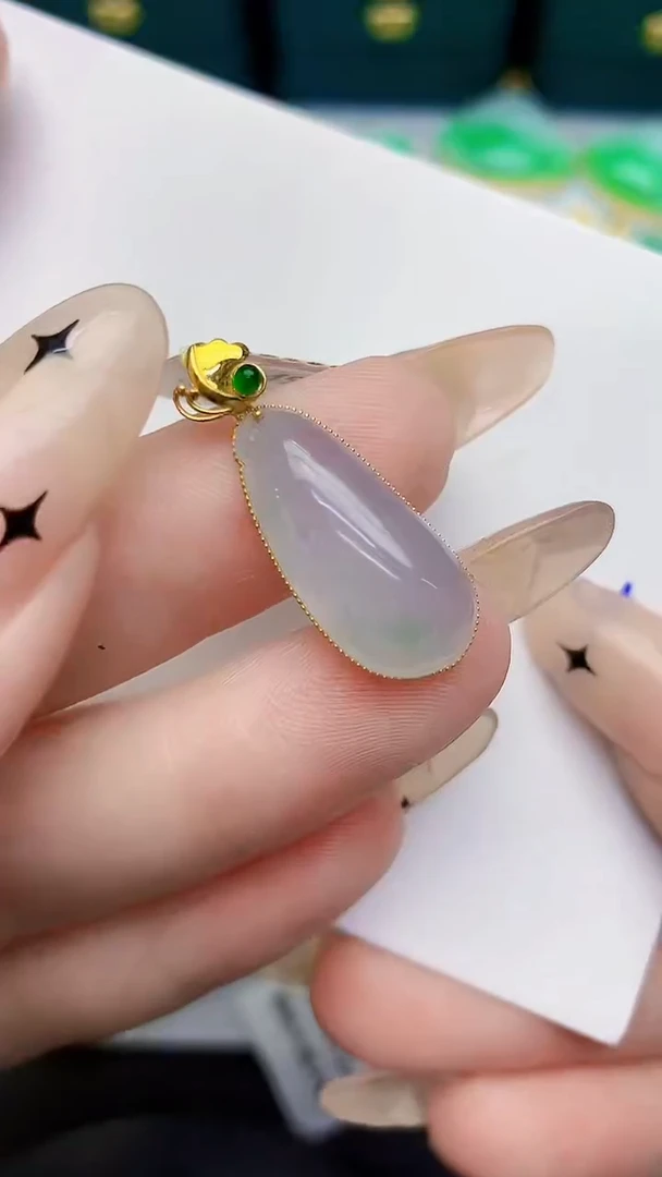 颈饰18K金镶嵌翡翠缅甸天然翡翠A货