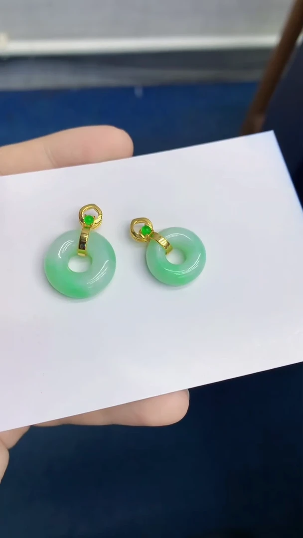 翡翠未镶嵌颈饰多样性发其一
