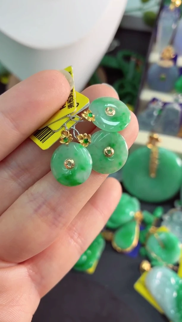 吊坠(不含链)18K金镶嵌翡翠多样性发货其中一件