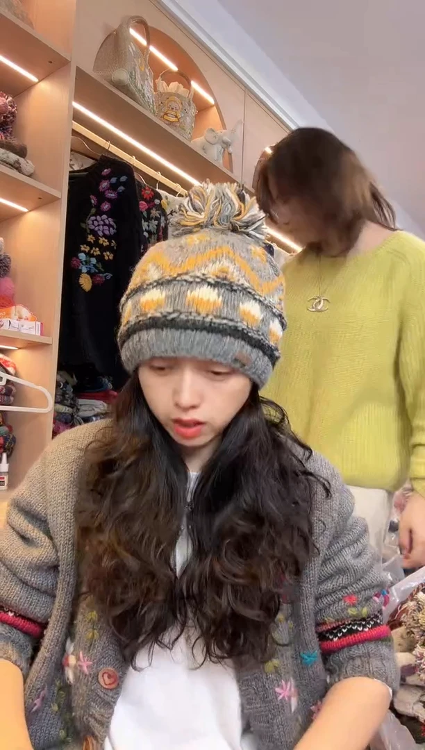 百羊毛灰色提花单球帽