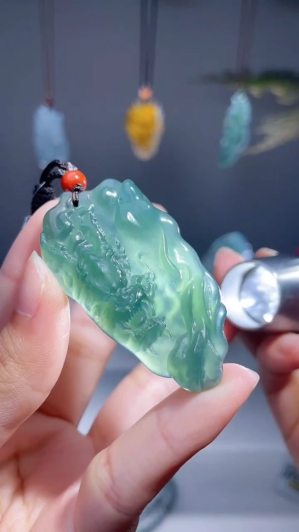 颈饰未镶嵌翡翠龙牌