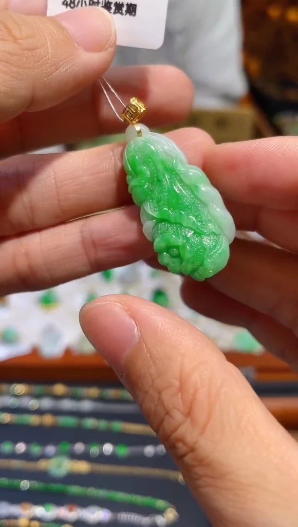 颈饰18K金镶嵌翡翠白菜