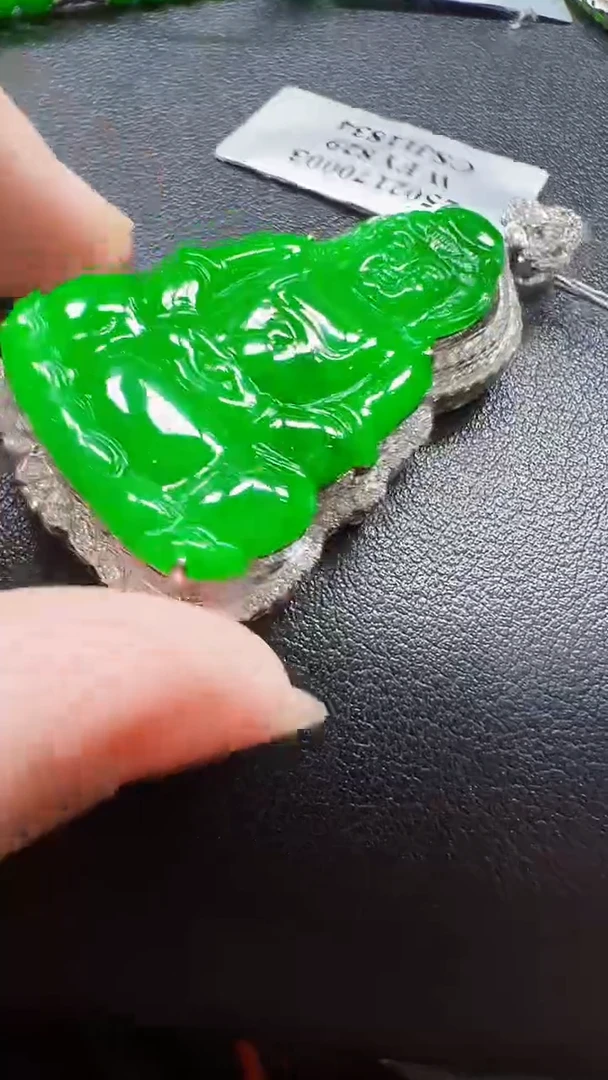 颈饰18K金镶嵌翡翠J**y观音