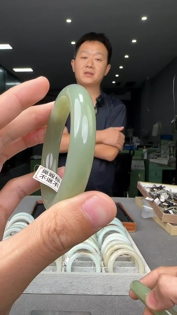 颈饰未镶嵌和田玉手镯