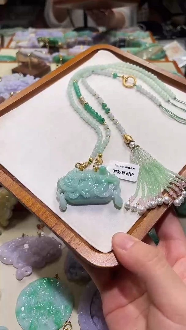 翡翠未镶嵌颈饰吊坠