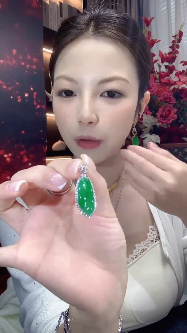 吊坠(不含链)18K金镶嵌翡翠A84