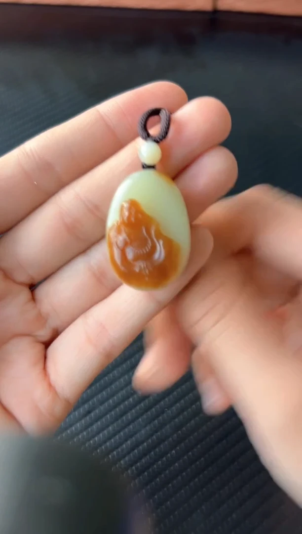 吊坠(赠链)未镶嵌和田玉若羌微色差